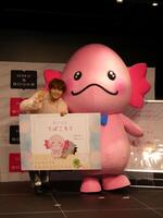 撮影に応じる（左から）佐藤大樹、うぱごろう