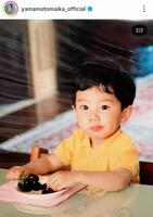 幼少期のＨｉｒｏ。山本舞香のインスタグラム＠ｙａｍａｍｏｔｏｍａｉｋａ＿ｏｆｆｉｃｉａｌ（１月２５日付）より 