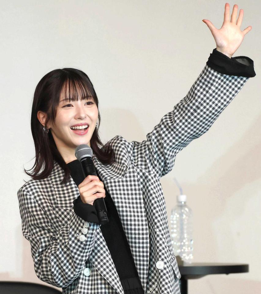 　手を振る浜辺美波（撮影・佐々木彰尚）