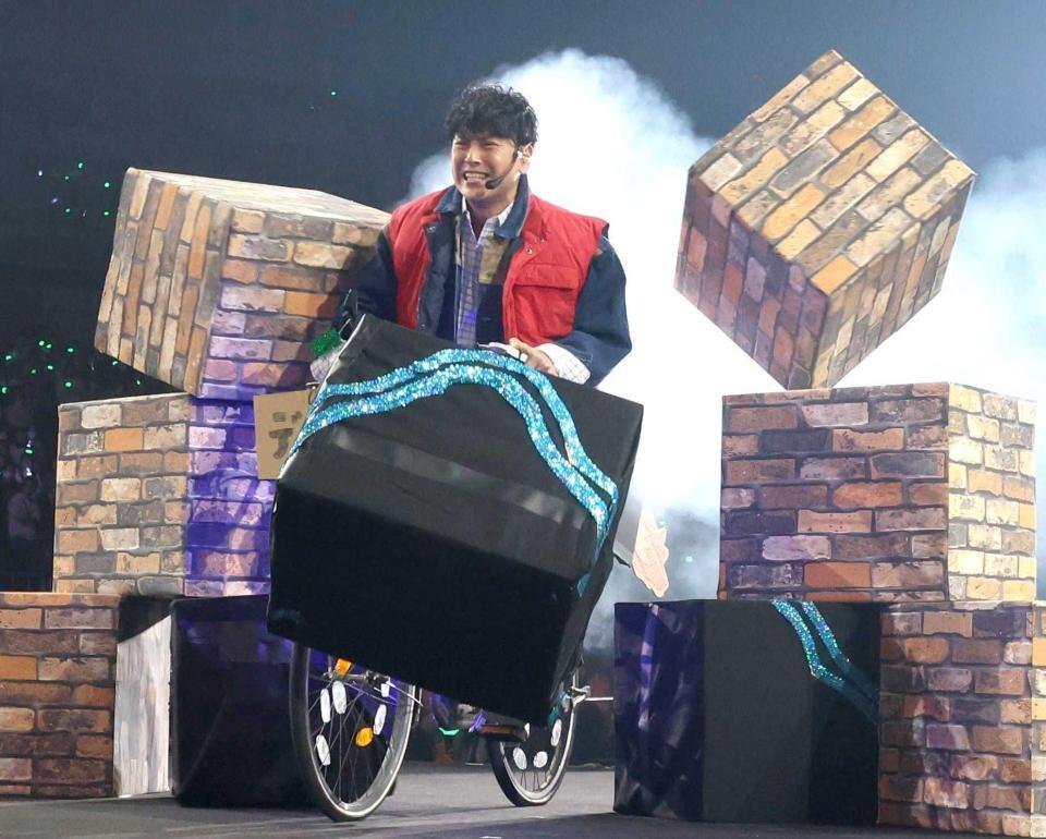 　往年の映画風の衣装で登場した山下健二郎