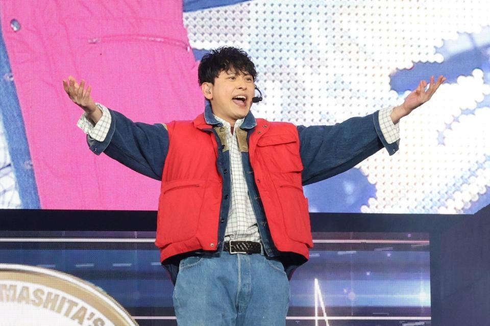 盛り上げる山下健二郎