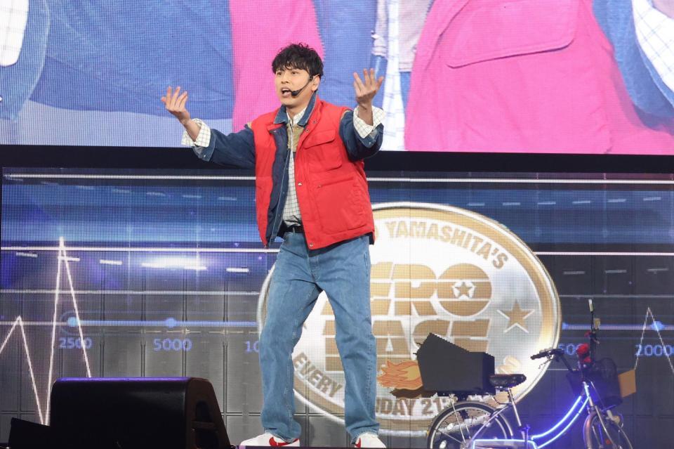 盛り上げる山下健二郎