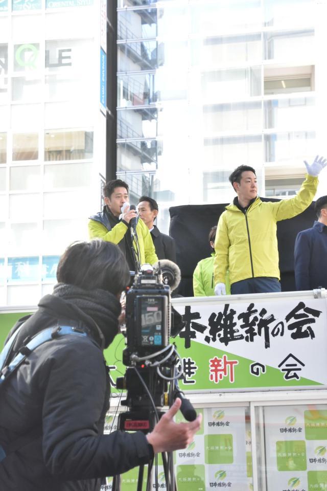 街頭演説に立った吉村洋文前大阪府知事（左）と横山英幸前大阪市長