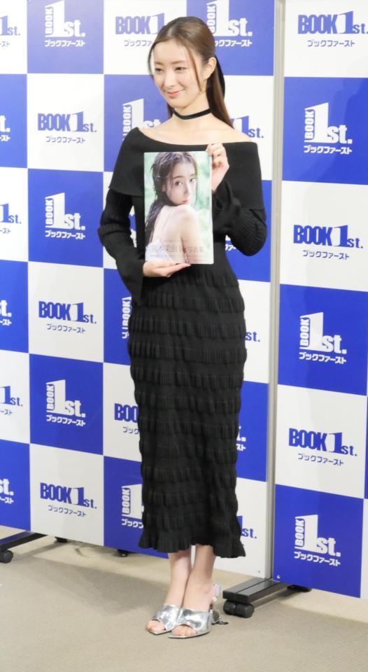 初写真集をアピールする宮本茉由