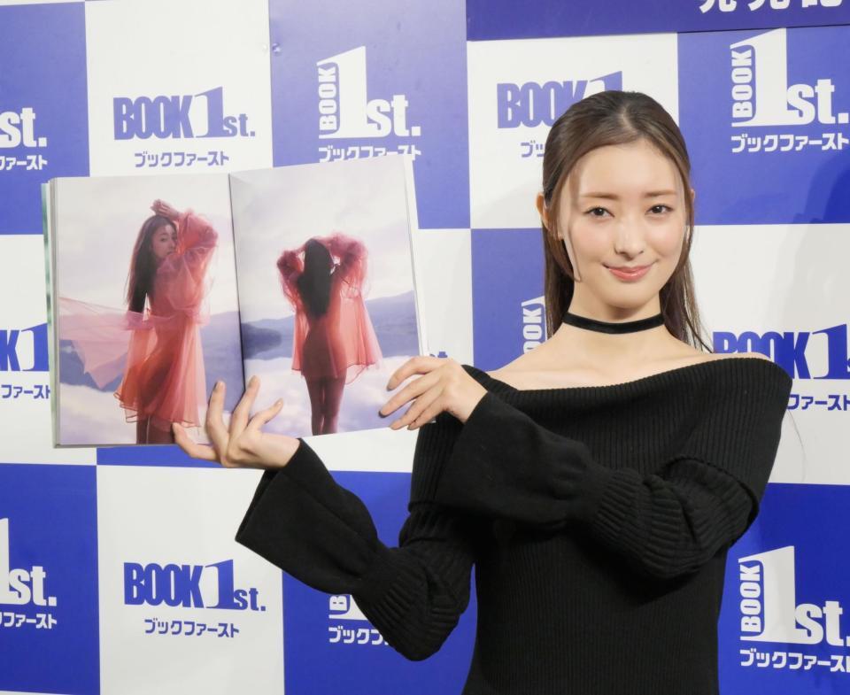 お気に入りカットを披露する宮本茉由