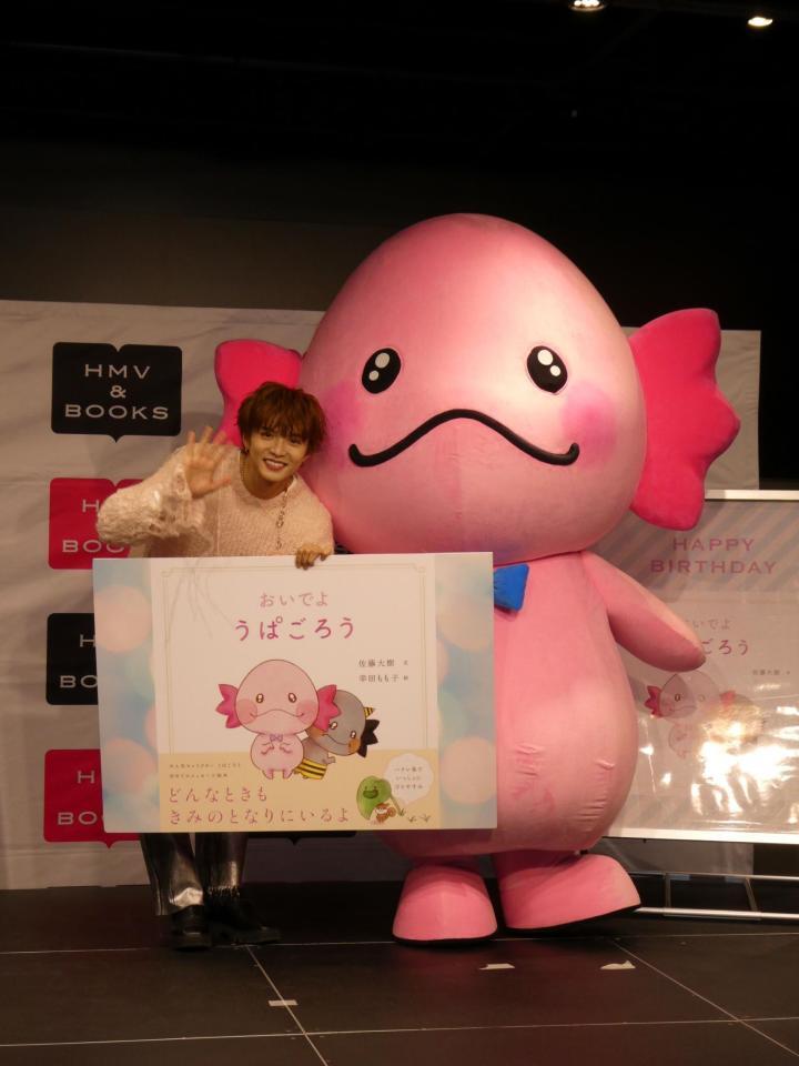 撮影に応じる（左から）佐藤大樹、うぱごろう