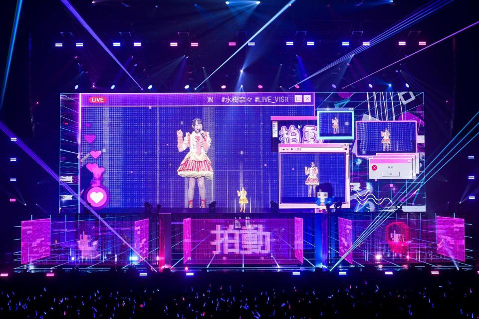 ２５周年ツアーファイナルで熱唱する水樹奈々