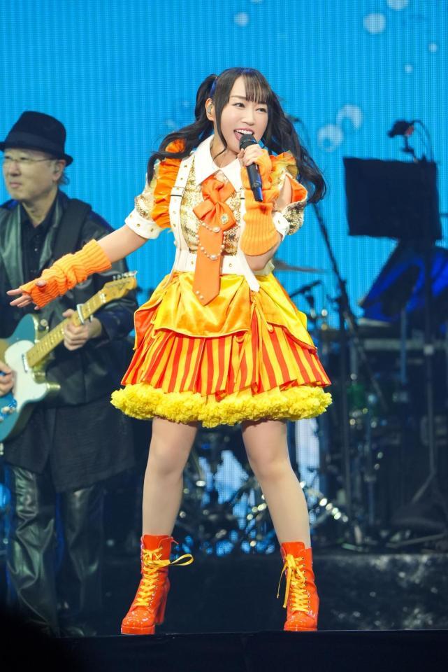 ２５周年ツアーファイナルで熱唱する水樹奈々