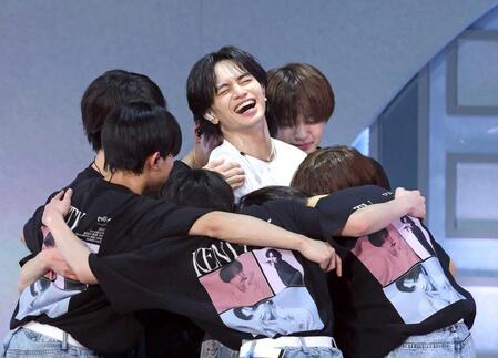 バックについたジュニアたちに抱きつかれる中島健人（中央）＝撮影・伊藤笙子