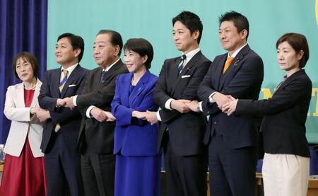 　日本記者クラブ主催の討論会に臨む（左から）共産党の田村委員長、国民民主党の玉木代表、中道改革連合の野田共同代表、自民党総裁の高市首相、日本維新の会の藤田共同代表、参政党の神谷代表、れいわ新選組の大石共同代表