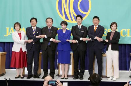 　日本記者クラブ主催の討論会に臨む（左から）共産党の田村委員長、国民民主党の玉木代表、中道改革連合の野田共同代表、自民党総裁の高市首相、日本維新の会の藤田共同代表、参政党の神谷代表、れいわ新選組の大石共同代表