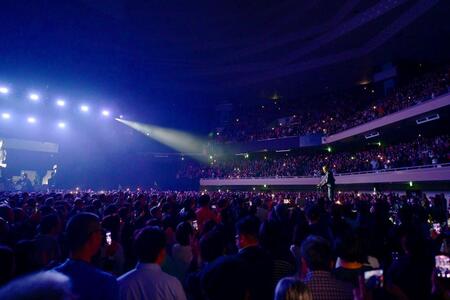 ３年ぶりの来日公演で日本武道館を熱狂させたブライアン・アダムス（撮影・畔柳ユキ）