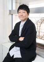 ポーズを決める大森南朋（撮影・石井剣太郎）