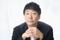 ポーズを決める大森南朋（撮影・石井剣太郎）