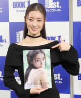 初写真集をＰＲする宮本茉由