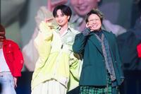 こっちのけんと（右）とコラボした中島健人＝２３日（撮影・田中聖太郎）