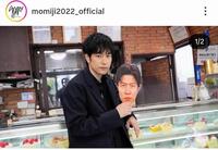 「リブート」の鈴木亮平のお面を…。松山ケンイチの公式インスタグラム＠ｍｏｍｉｊｉ２０２２＿ｏｆｆｉｃｉａｌより