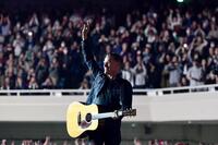 ３年ぶりの来日公演で日本武道館を熱狂させたブライアン・アダムス（撮影・畔柳ユキ）