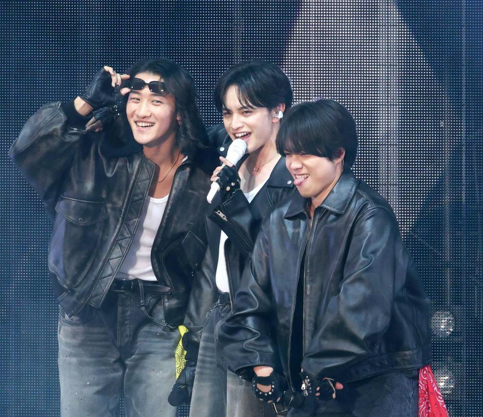 サプライズゲストの重岡大毅（右）、岩本照（左）とともに観客を沸かせた中島健人（撮影・伊藤笙子）