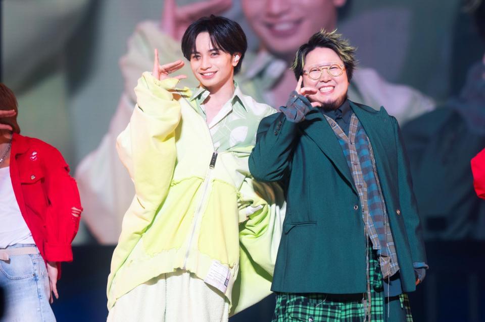 こっちのけんと（右）とコラボした中島健人＝２３日（撮影・田中聖太郎）