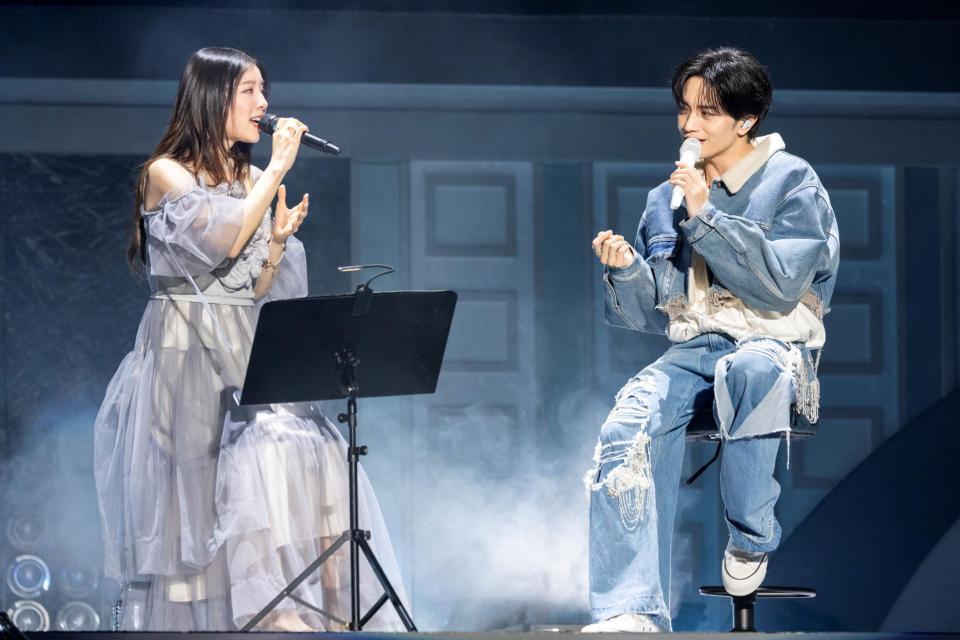 映画で共演したｍｉｌｅｔ（左）とデュエットした中島健人＝２４日（撮影・河村美貴／田中聖太郎写真事務所）