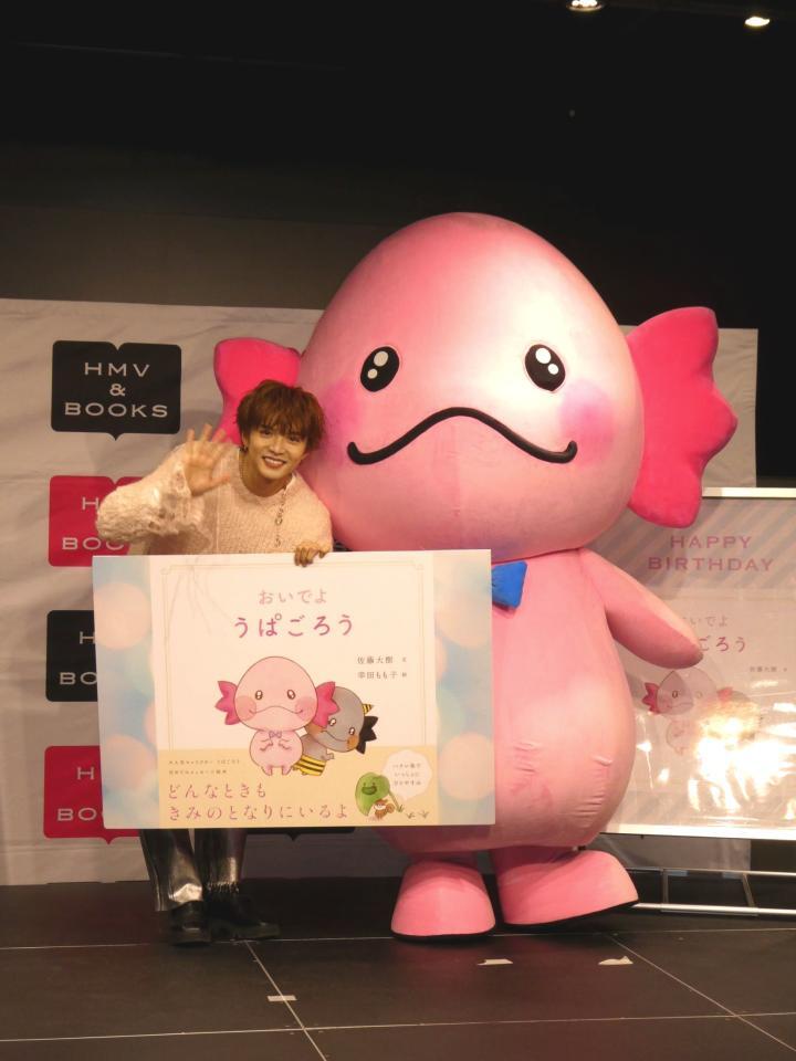 撮影に応じる（左から）佐藤大樹、うぱごろう