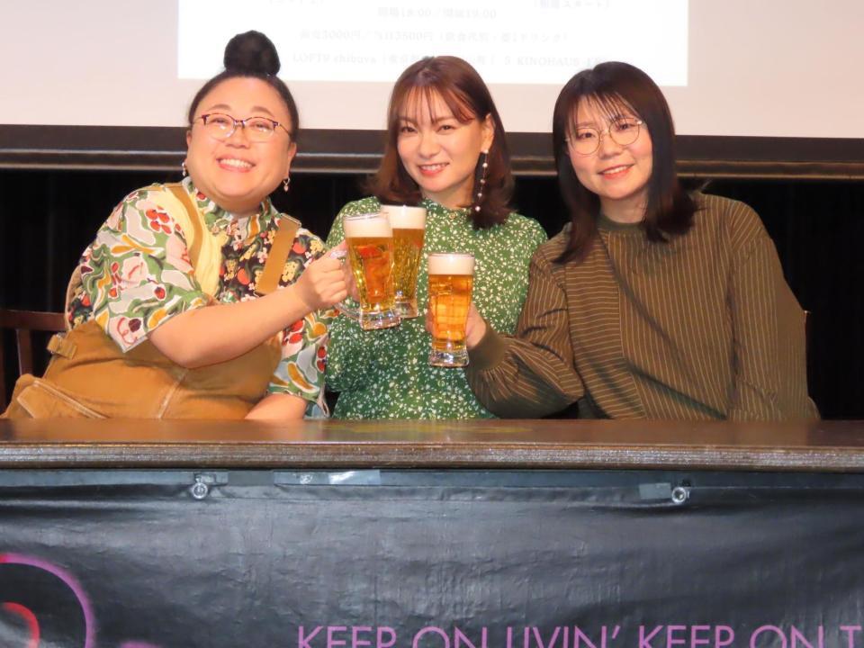 トークライブ「角打ち　けい」を開催した（左から）ニッチェ・江上敬子、保田圭、山﨑ケイ