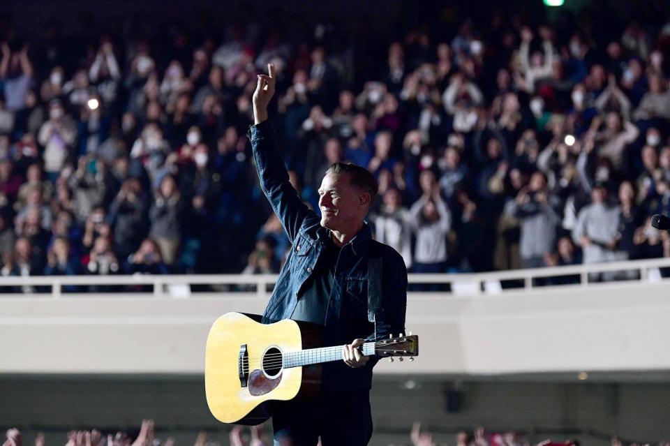 ３年ぶりの来日公演で日本武道館を熱狂させたブライアン・アダムス（撮影・畔柳ユキ）
