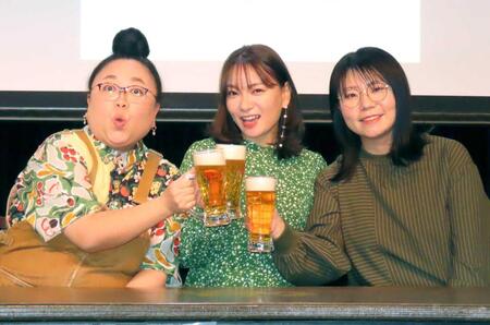 トークライブ「角打ち　けい」を開催した（左から）江上敬子、保田圭、山﨑ケイ