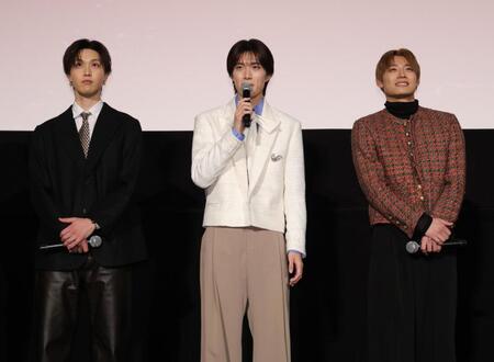 完成披露上映会に登壇する（左から）堀夏喜、山中柔太朗、高松アロハ＝東京・新宿ピカデリー（撮影・西岡正）