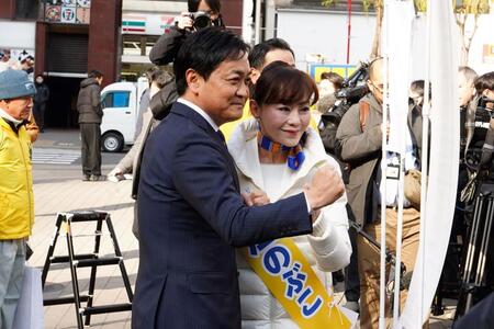 入江のぶこ氏（右）とガッツポーズする国民民主党・玉木雄一郎代表（撮影・高石航平）