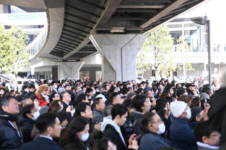 第一声を放つ高市早苗首相の街頭演説に集まった聴衆（撮影・開出牧）