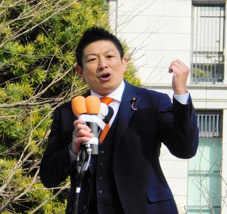演説する参政党・神谷宗幣代表