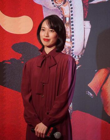 深紅のワンピース姿で登場した戸田恵梨香