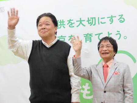 中学生らに特別授業を行った（左から）伊集院光、尾木直樹氏