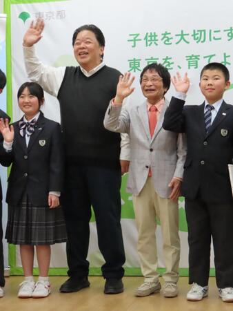 中学生らに特別授業を行った（中央左から）伊集院光、尾木直樹氏