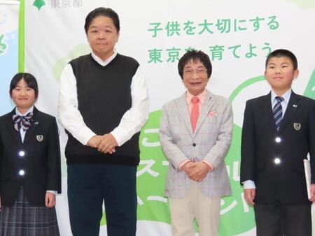 中学生らに特別授業を行った（中央左から）伊集院光、尾木直樹氏