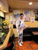 辰巳新道のカラオケ昭ちゃんで熱唱を見せた彩青
