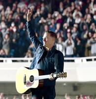 　３年ぶりの来日公演で日本武道館を熱狂させたブライアン・アダムス（撮影・畔柳ユキ）