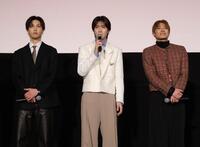 完成披露上映会に登壇する（左から）堀夏喜、山中柔太朗、高松アロハ＝東京・新宿ピカデリー（撮影・西岡正）