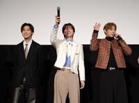 ファンにアピールする（左から）堀夏喜、山中柔太朗、高松アロハ＝東京・新宿ピカデリー（撮影・西岡正）