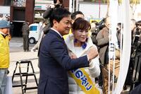 入江のぶこ氏（右）とガッツポーズする国民民主党・玉木雄一郎代表（撮影・高石航平）