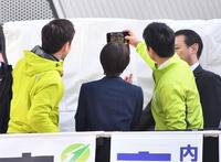 街頭演説を終え自撮りで記念撮影する高市早苗首相（中央）。左は維新・吉村洋文代表、右は維新・藤田文武共同代表（撮影・開出牧）