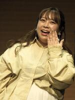 「おにぎりサミットⓇ２０２６」にゲスト出演し、左手薬指を見せ笑顔の餅田コシヒカリ