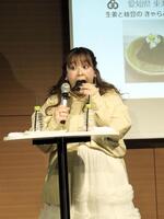 「おにぎりサミットⓇ２０２６」にゲスト出演し、おにぎりをほおばる餅田コシヒカリ