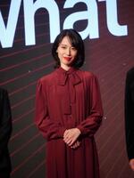 深紅のワンピと赤ルージュで大人の色気を放った戸田恵梨香