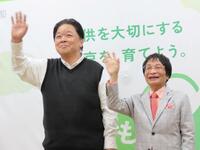 中学生らに特別授業を行った（左から）伊集院光、尾木直樹氏