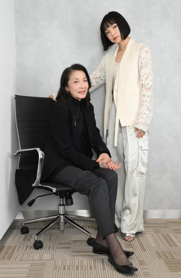 舞台「ピーターとアリス」で初共演する麻実れい（左）と古川琴音（撮影・伊藤笙子）