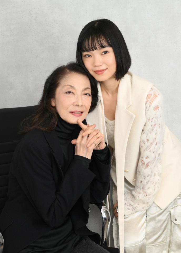 舞台「ピーターとアリス」で初共演する麻実れい（左）と古川琴音（撮影・伊藤笙子）