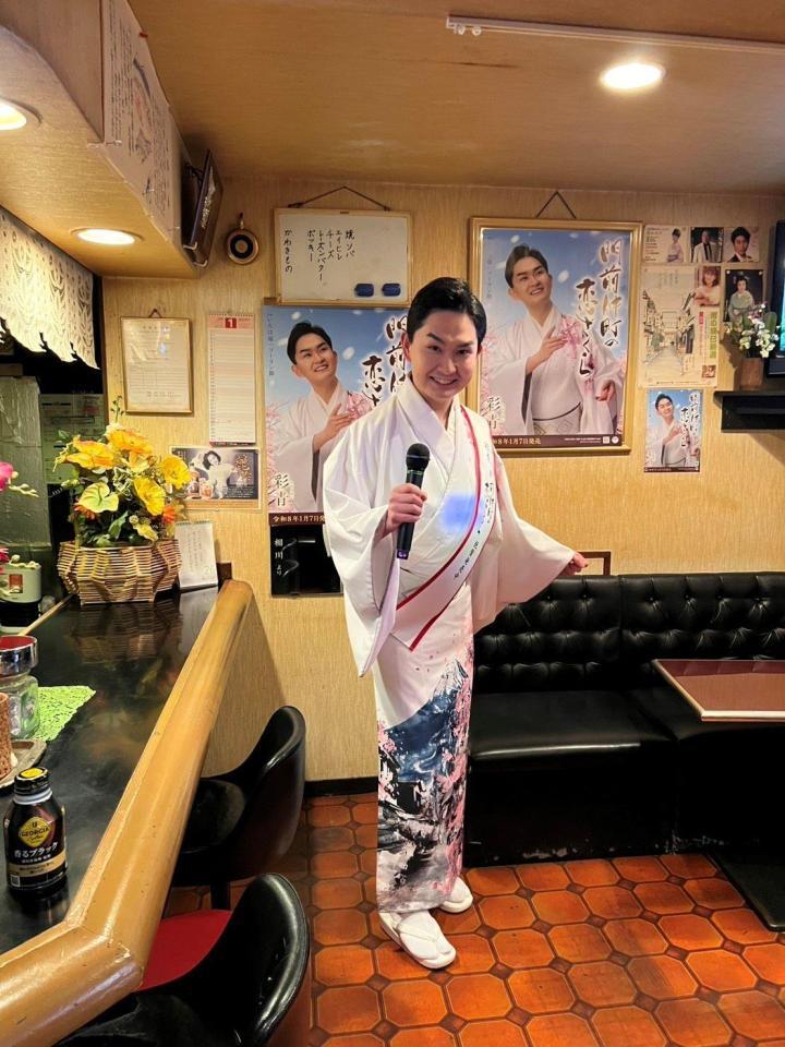 辰巳新道のカラオケ昭ちゃんで熱唱を見せた彩青